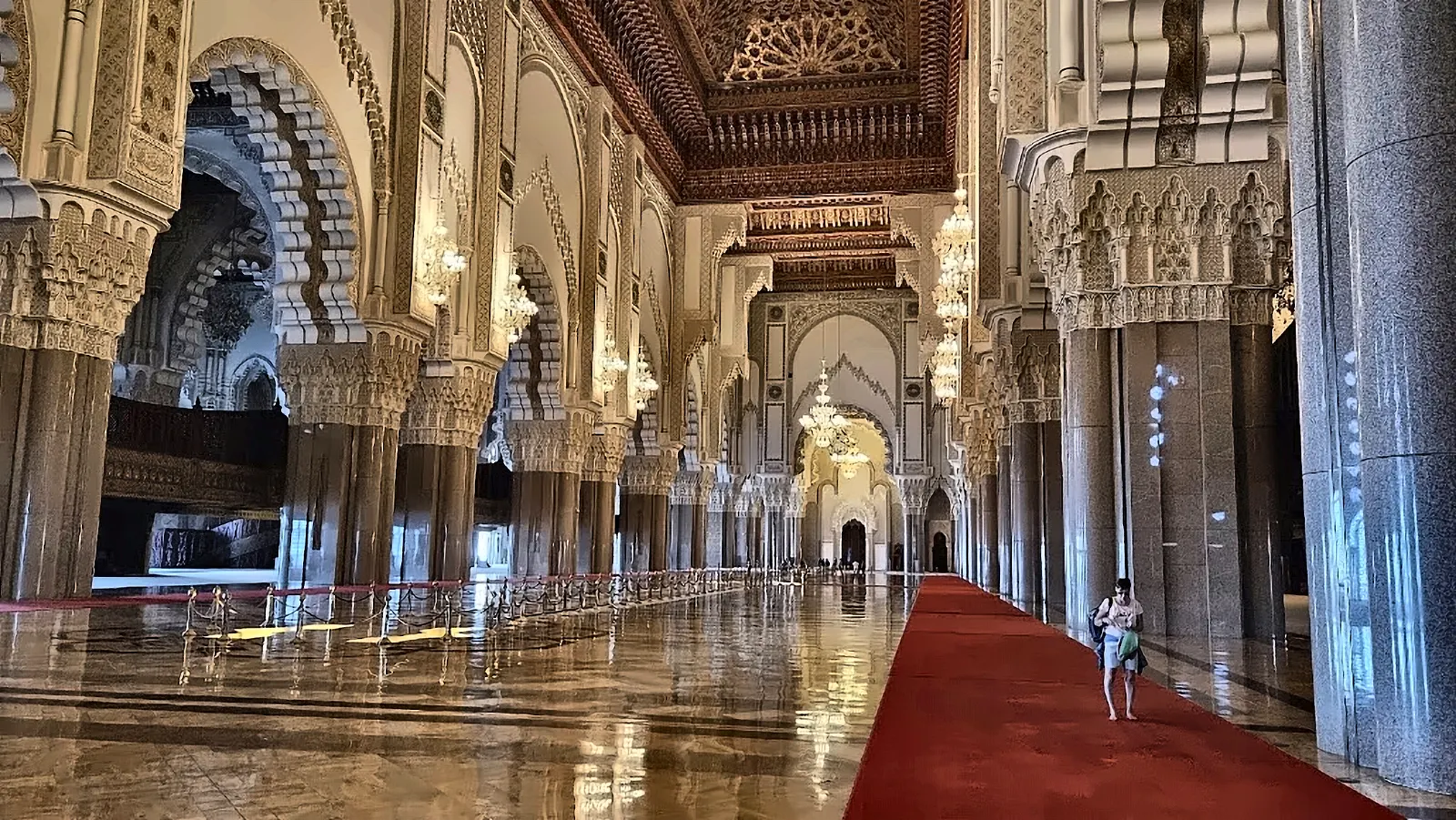 La sala di preghiera della moschea Hassan II con i lampadari