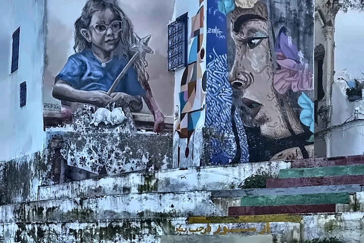 Murale con ritratti dipinto sul muro di un edificio