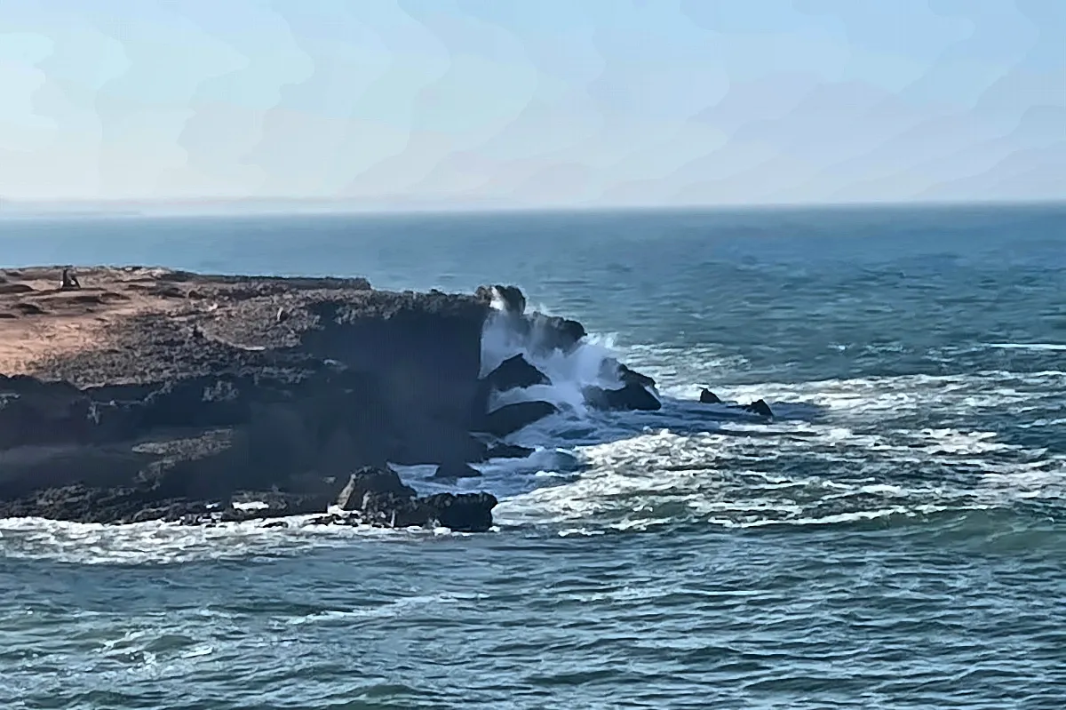 La scogliera sull'oceano lungo la costa atlantica