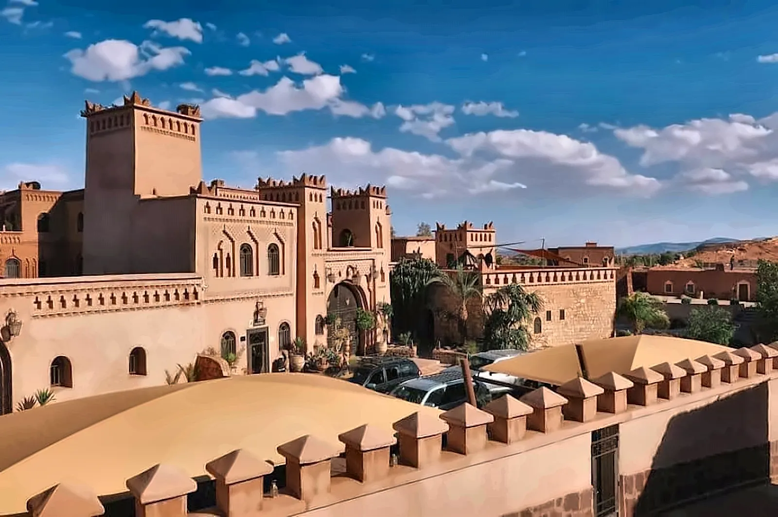 Una grande kasbah restaurata con le mura merlate, vista dalla terrazza