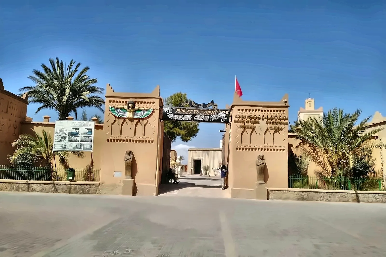 L’ingresso del Museo del Cinema di Ouarzazate, con le statue e la bandiera