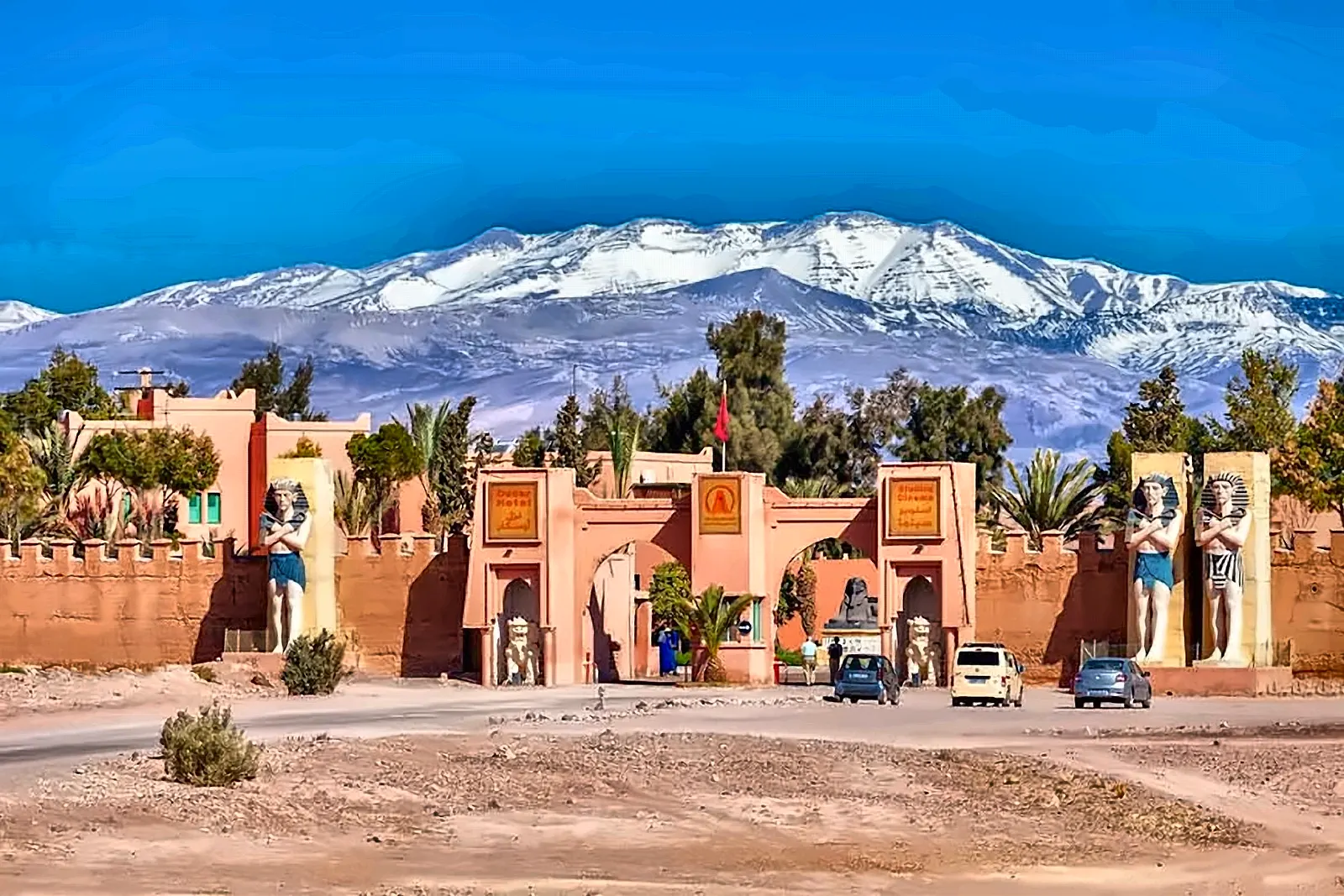 L’ingresso degli studi cinematografici di Ouarzazate con l’Alto Atlante innevato alle spalle