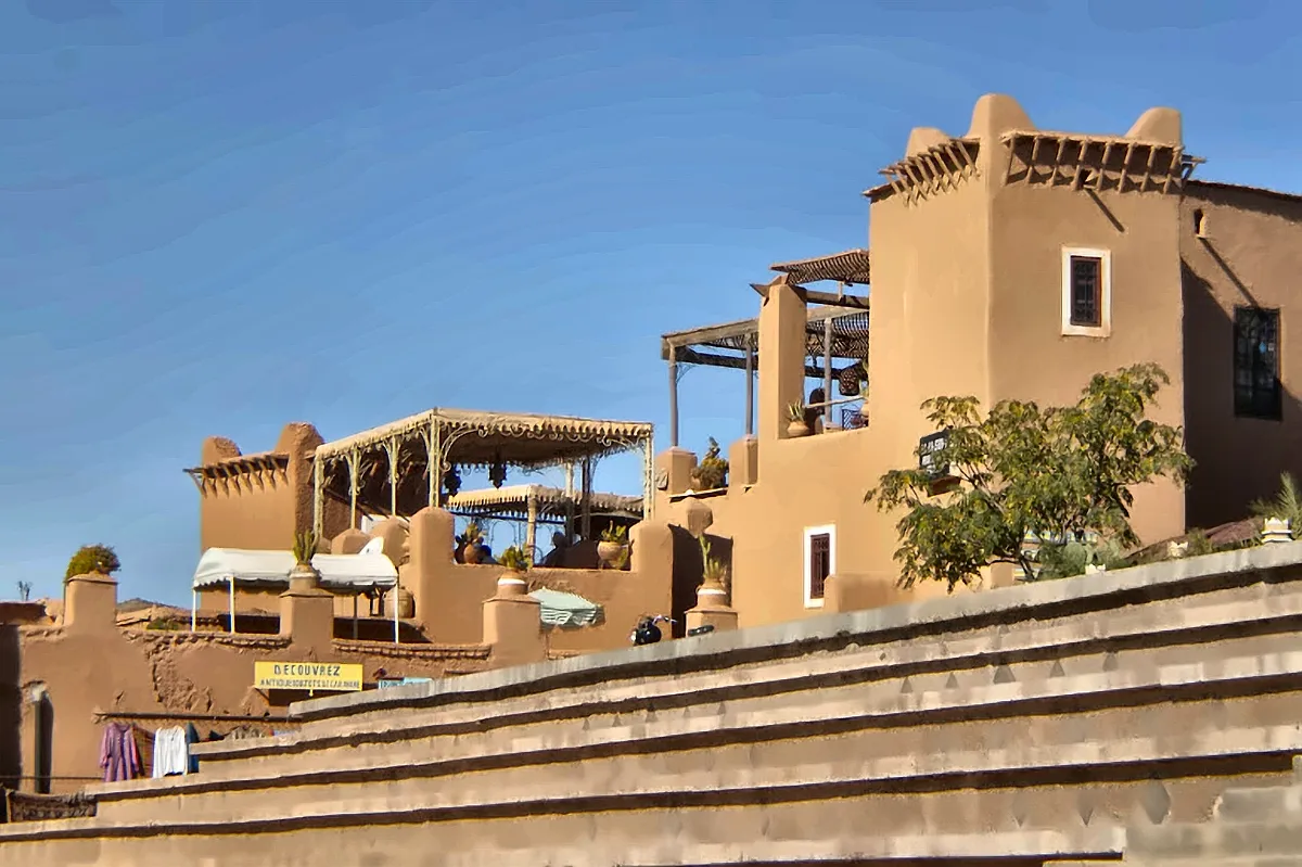 Edificio in terra cruda con la terrazza panoramica e le botteghe sopra i gradini