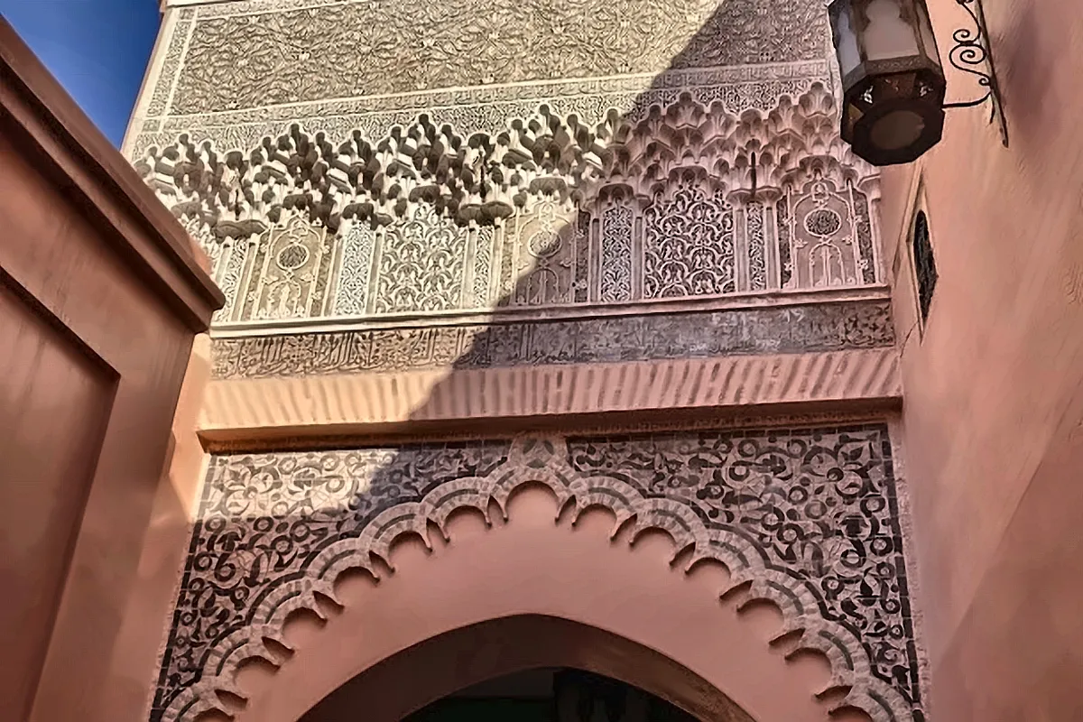 Portale decorato con stucchi in una medina