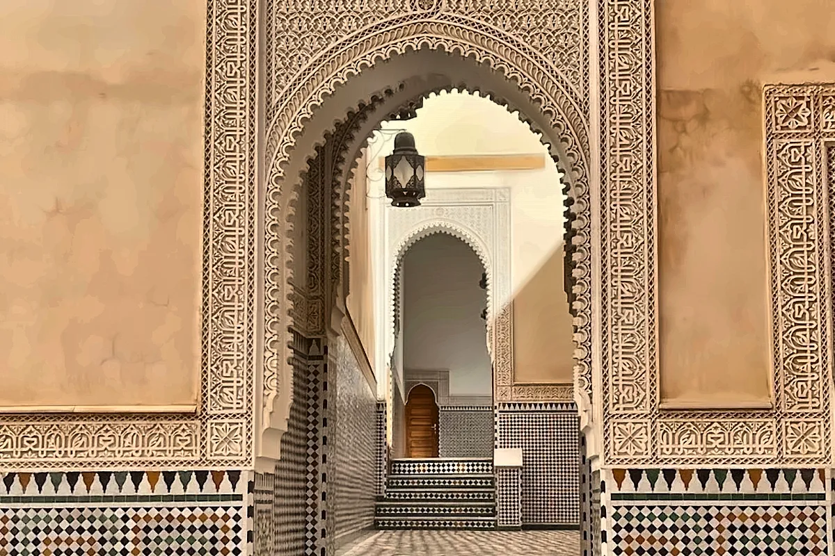 Porta a ferro di cavallo con stucchi e mosaico