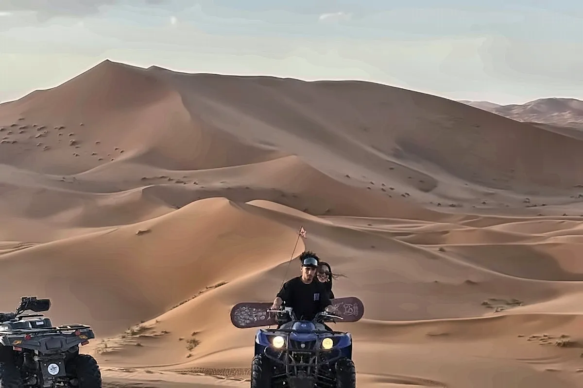 Due quad affiancati sulla cresta di una duna