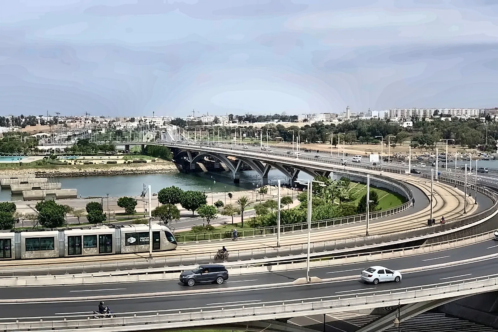 Il viadotto e il tram nella parte moderna di Rabat