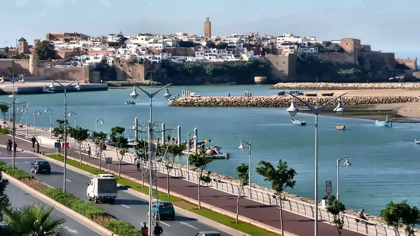 La kasbah degli Oudaya vista dalla riva, con il lungofiume