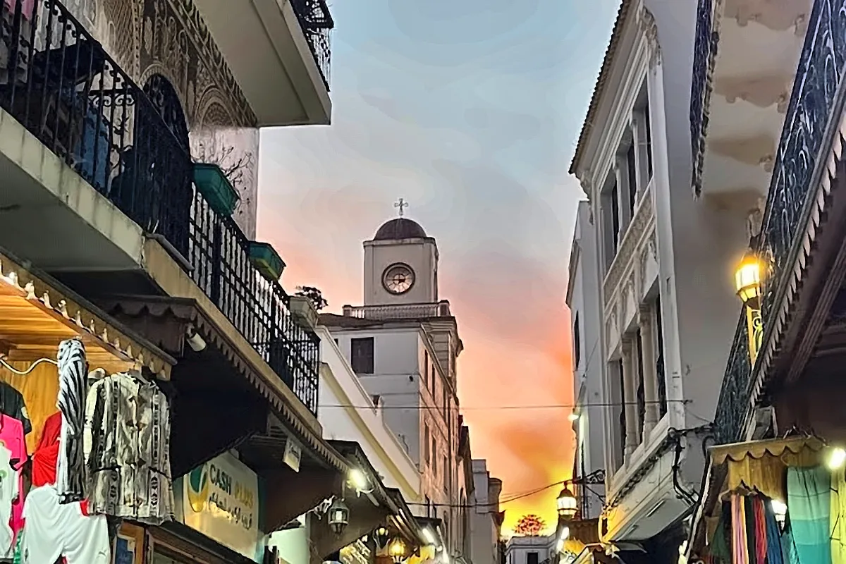 Una via della medina di Rabat animata al tramonto
