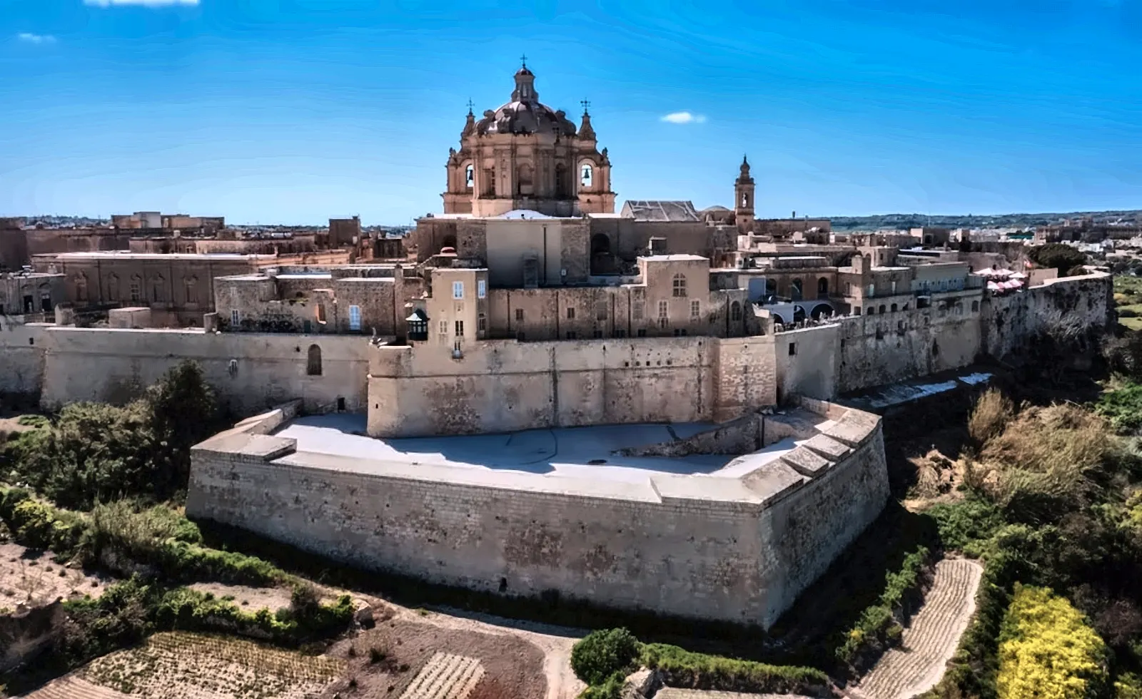 Le mura fortificate di Rabat con la cupola che si alza alle spalle