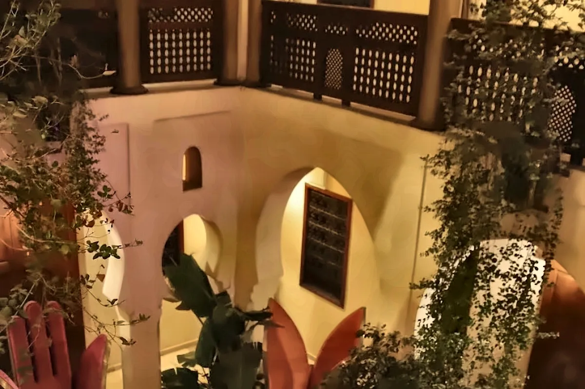 Il cortile interno di un riad con le piante e le lanterne