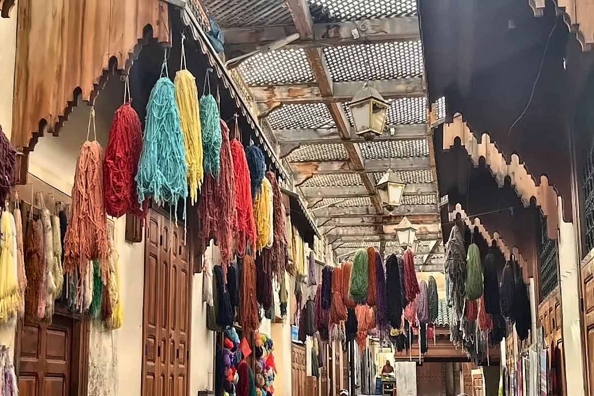 Tessuti colorati appesi lungo un vicolo del souk