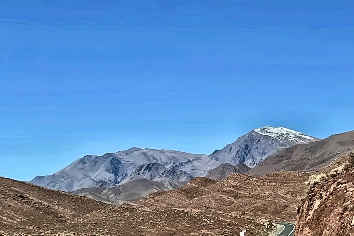Strada asfaltata diretta verso le cime innevate dell’Alto Atlante