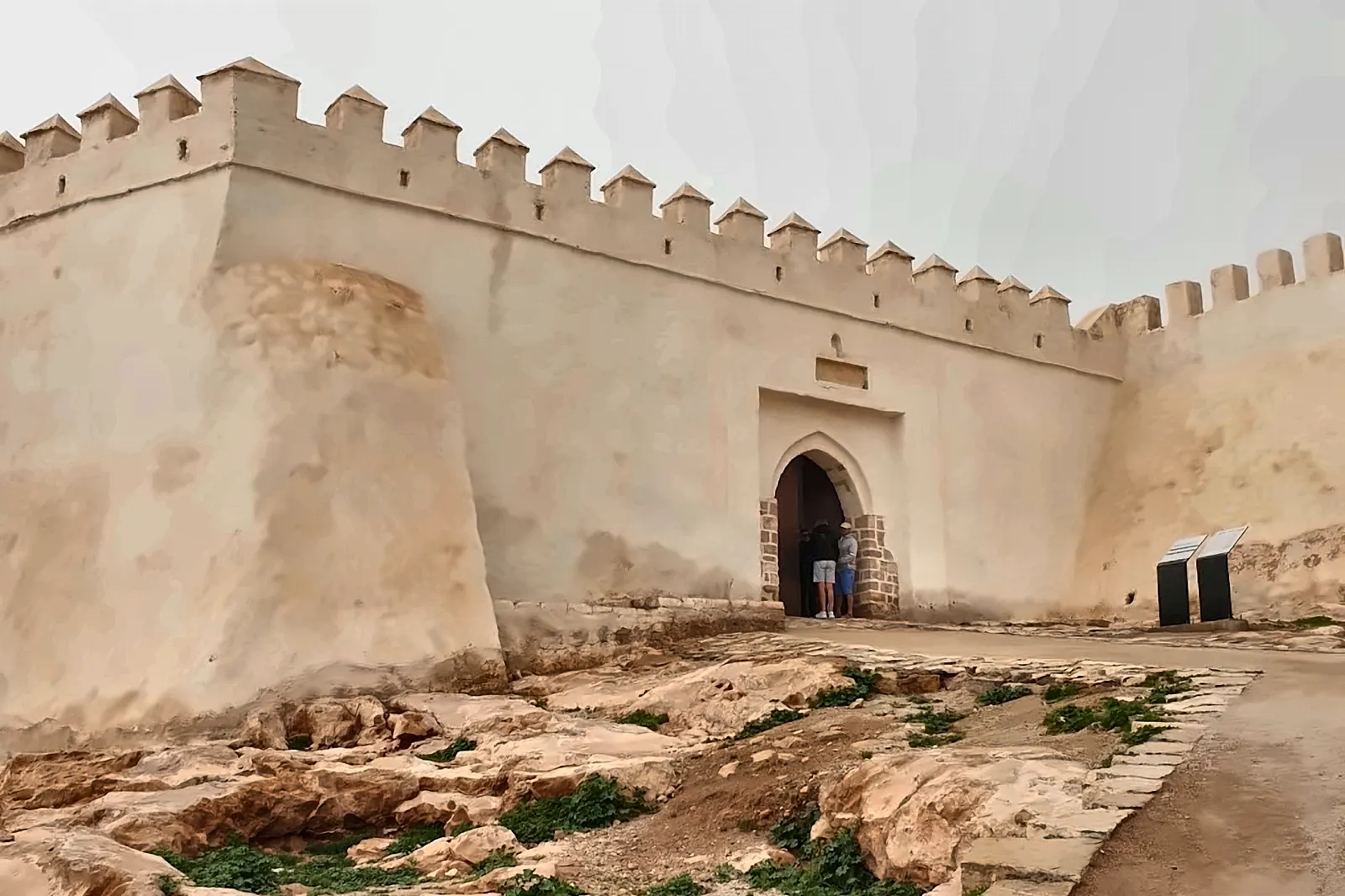 Le mura merlate della kasbah di Tangeri