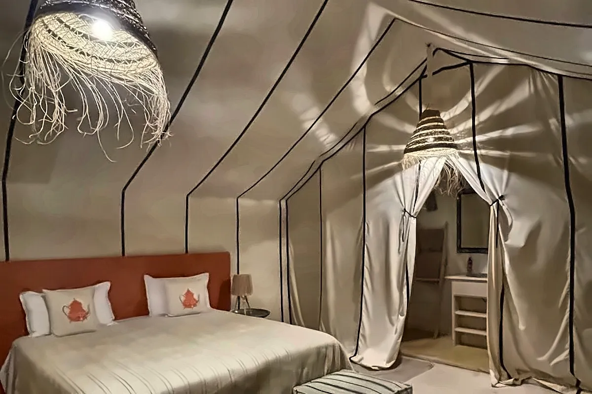 L'interno di una tenda del campo, con il letto preparato