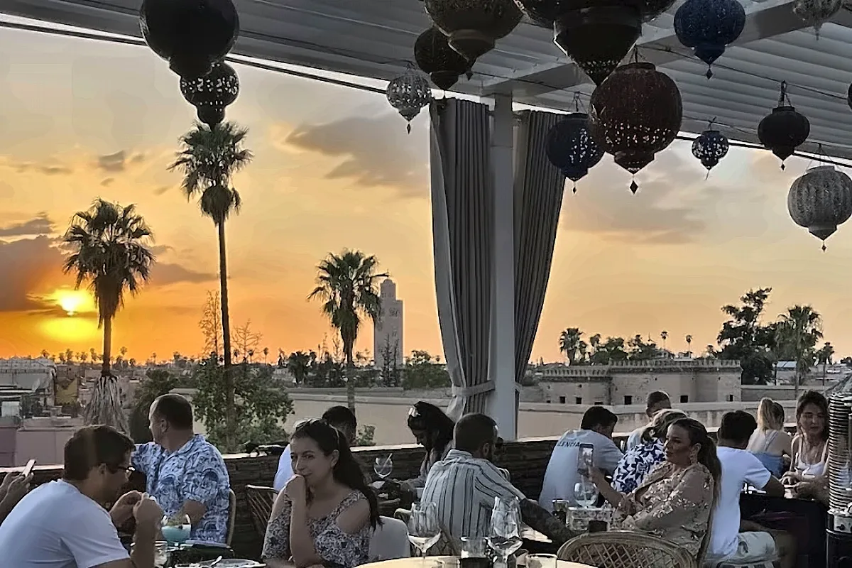 Cena su una terrazza di Marrakech mentre il sole tramonta