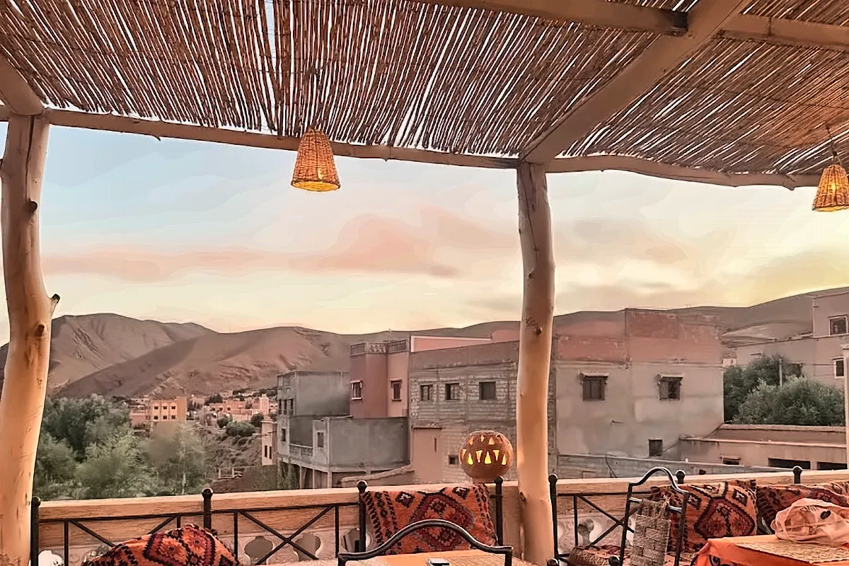 Terrazza di un ristorante con i tavoli apparecchiati affacciata sulla valle