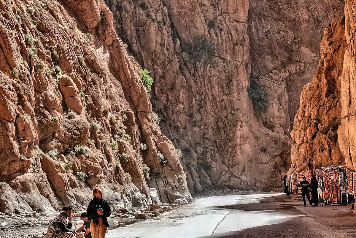 Persone sul fondo delle gole del Todra fra le pareti rosse