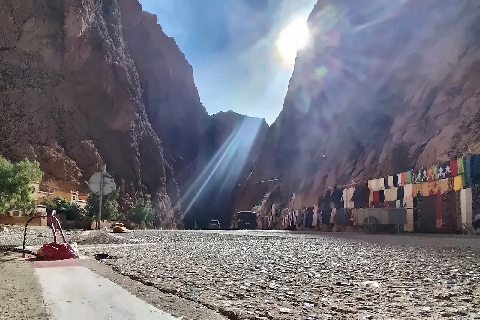 Il sole che entra fra le pareti verticali delle gole del Todra