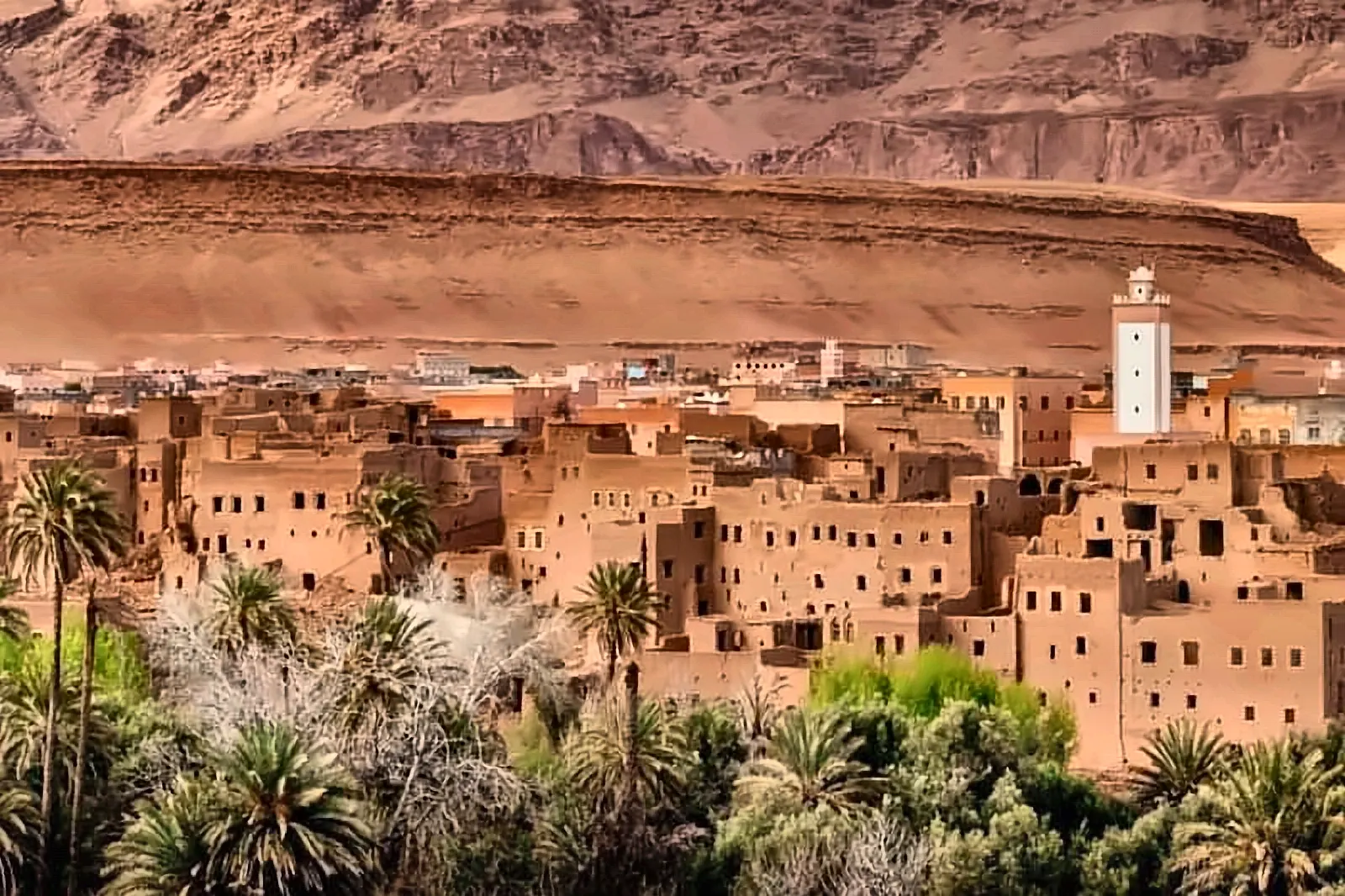 Il villaggio di terra con il minareto sopra il palmeto di Tinghir