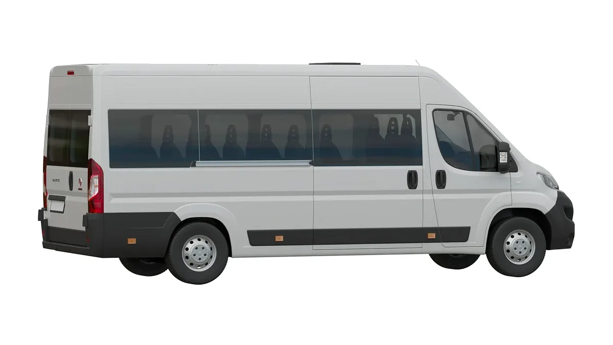 Fiat Ducato bianco, minibus da diciassette posti