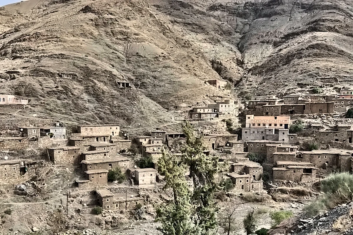 Un villaggio in terra cruda su una collina arida del sud