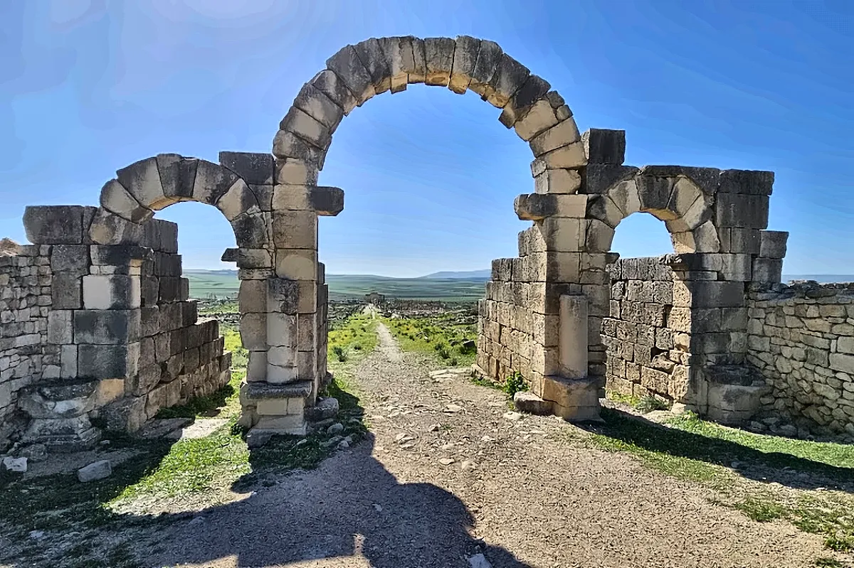 L’arco di trionfo di Volubilis con la via lastricata che lo attraversa