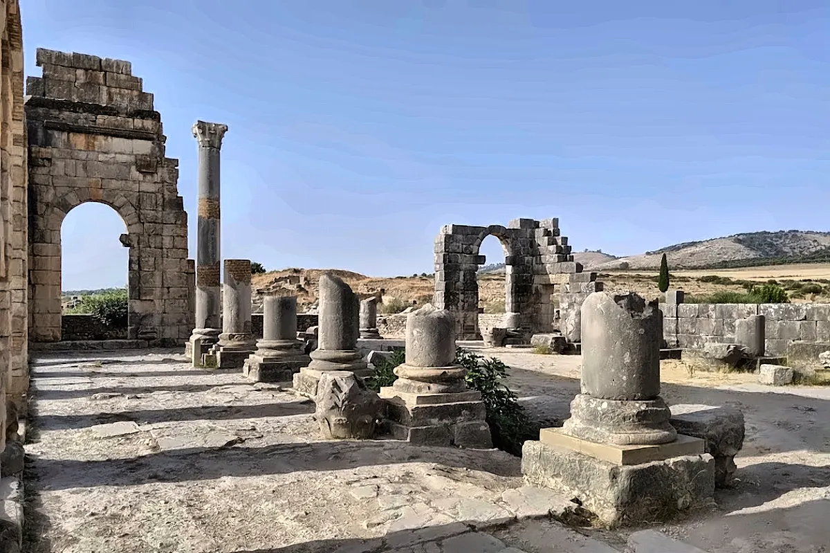 Le arcate della basilica e le colonne del foro di Volubilis