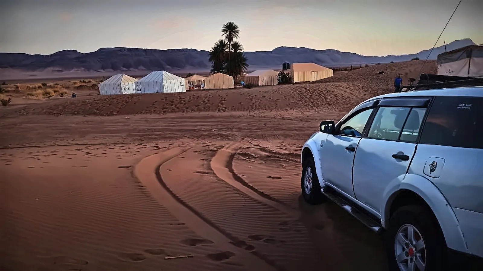 Il fuoristrada accanto alle tende del campo, nel deserto di Zagora