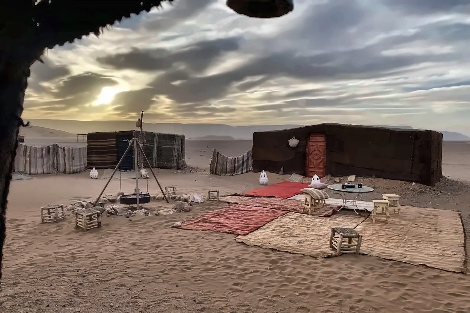 Un campo tendato nel deserto di Zagora al tramonto